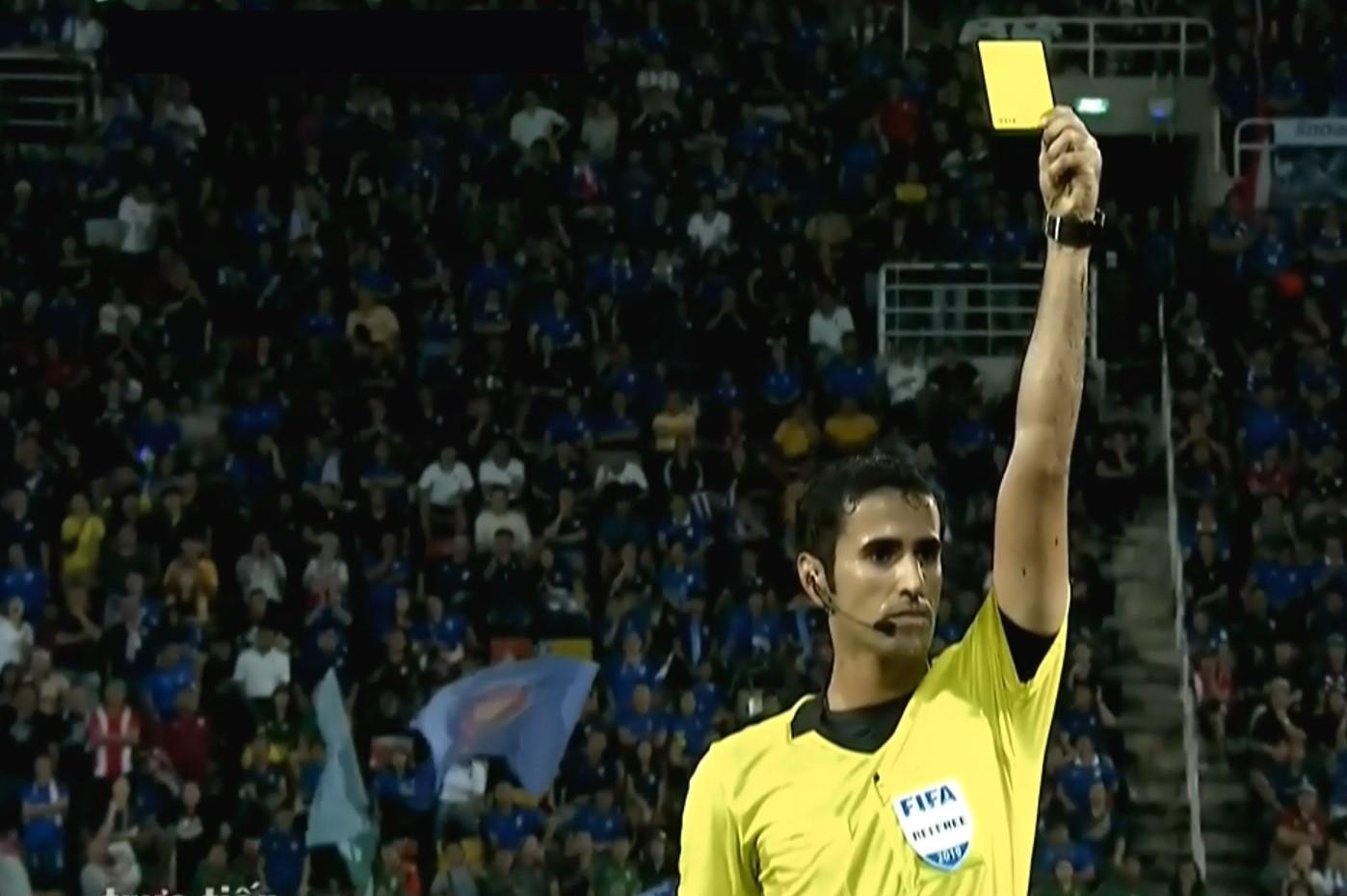 HLV Park nhan the vang vi phan ung voi trong tai hinh anh