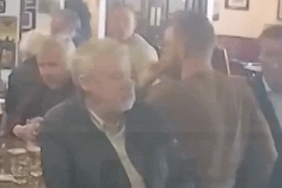 'Ga dien' McGregor dam nguoi gia trong quan bar hinh anh