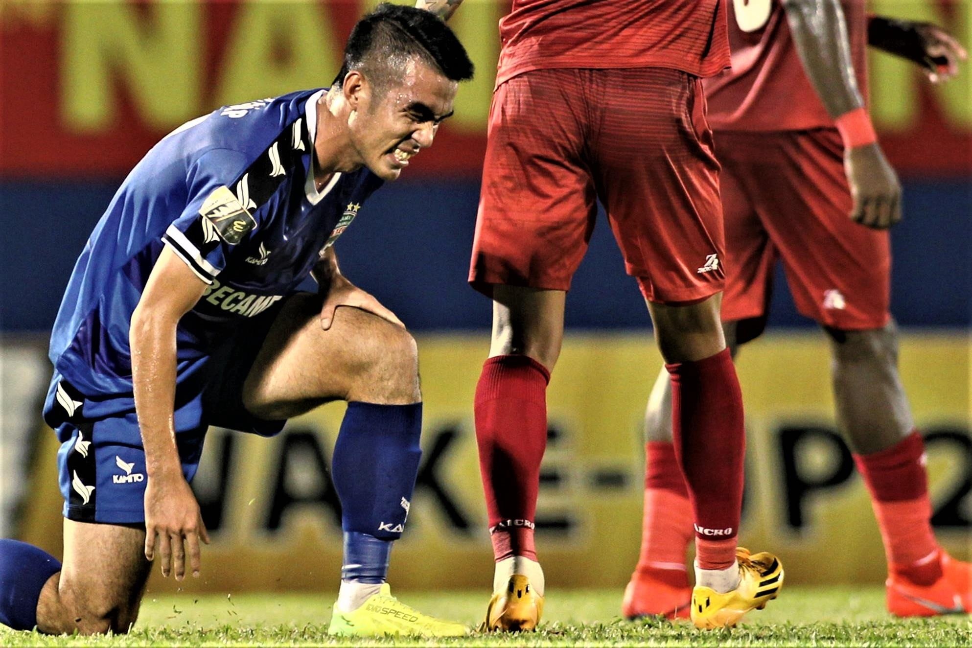 Cau thu Binh Duong ghi ban vao luoi HAGL trong tu the viet vi hinh anh