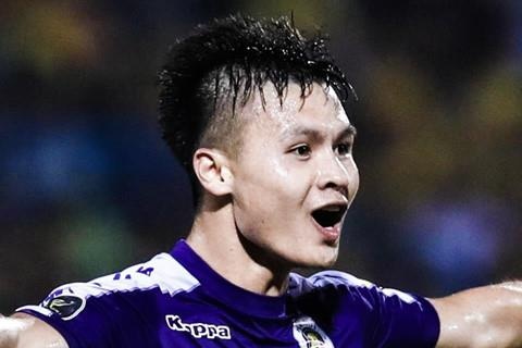 Quang Hai nhan ‘mua’ loi khen sau cu dup tren san Hang Day hinh anh