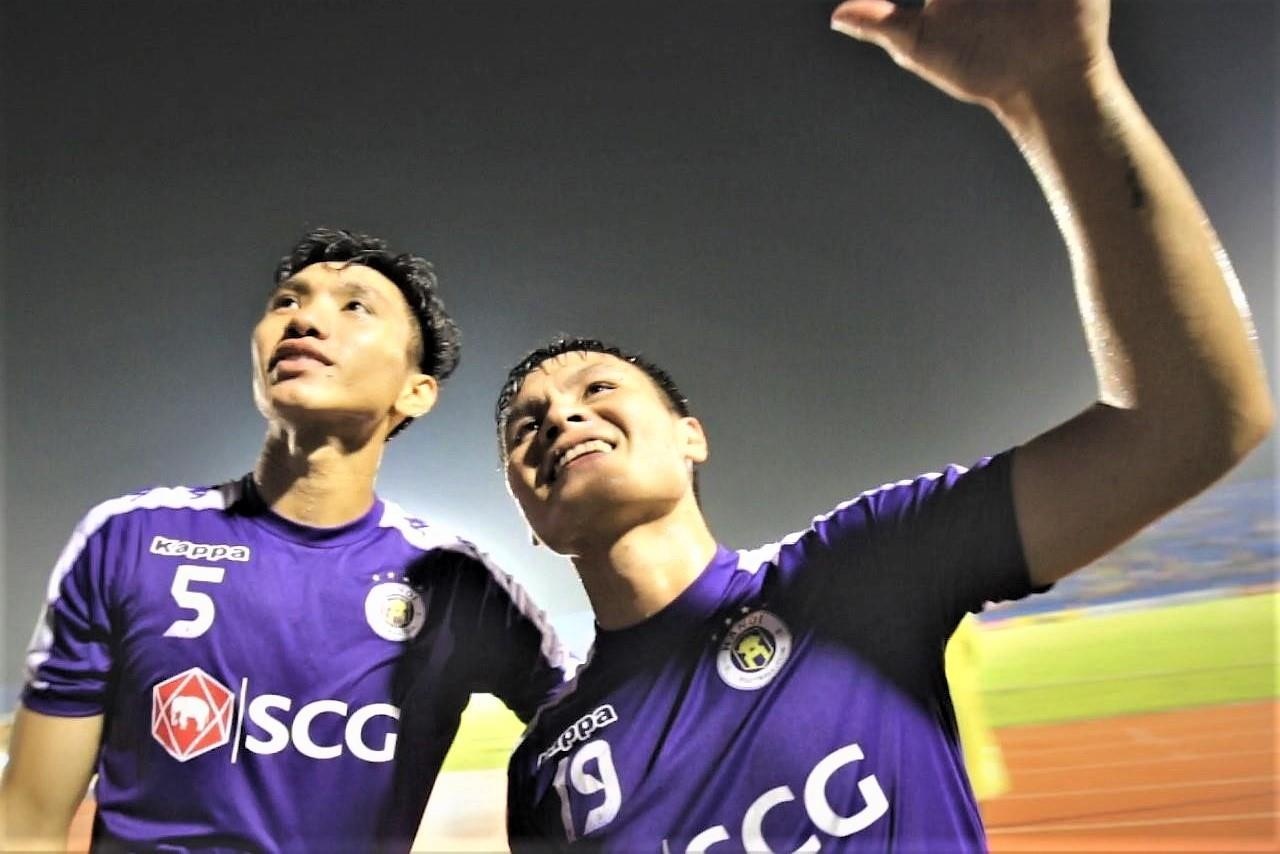 Quang Hai cung dong doi nhan loi cam on tu Van Hau hinh anh