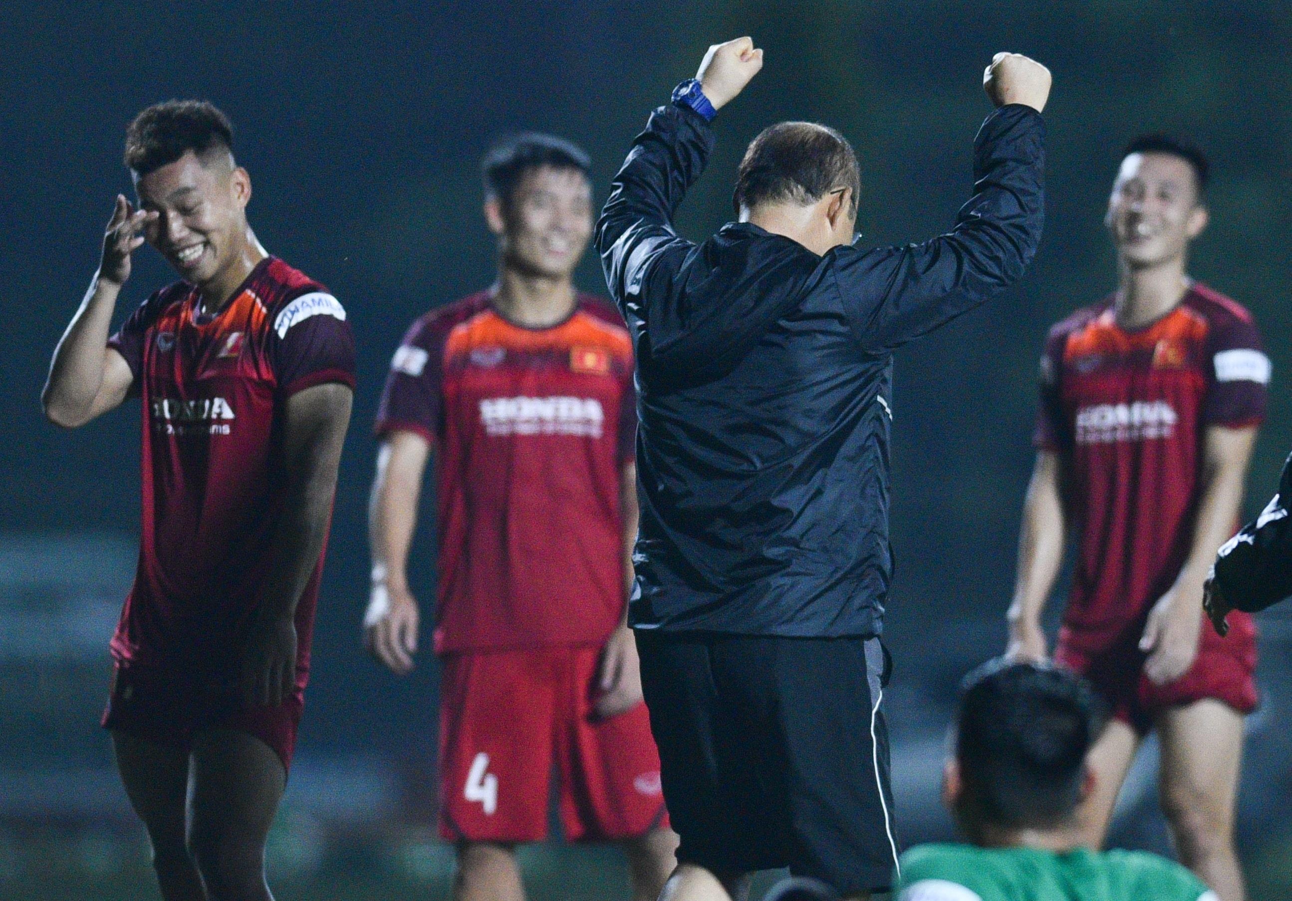 Tuyen Viet Nam tap luyen anh 9