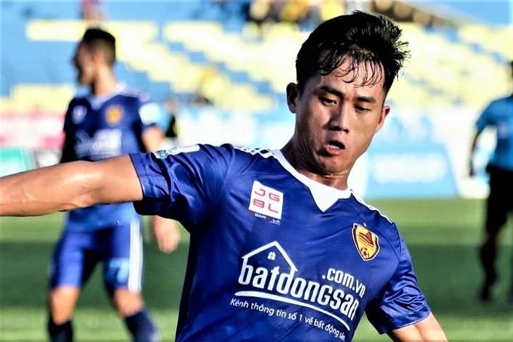 Tan binh Ha Minh Tuan va noi lo chan thuong khi len tuyen hinh anh