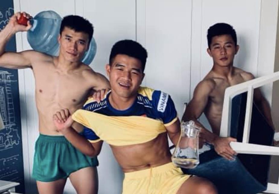 Ha Duc Chinh bi dong doi che 'thieu co' hinh anh