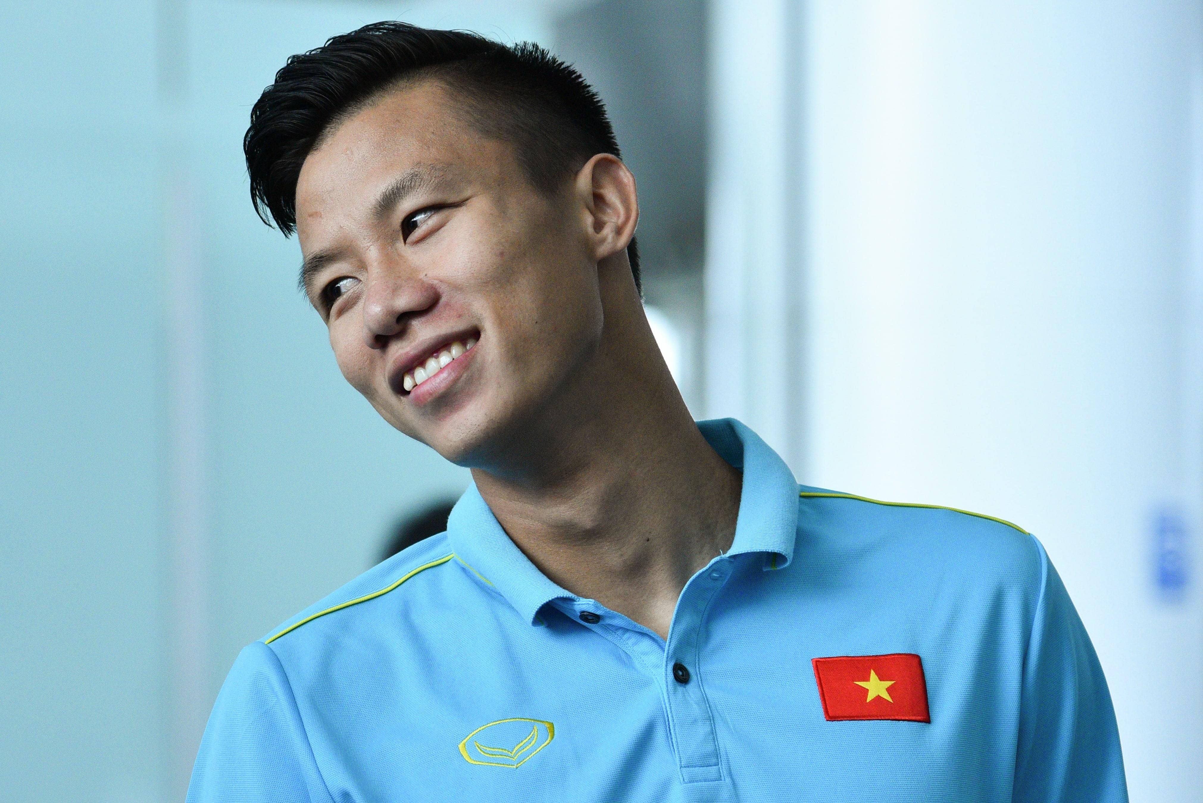 Que Ngoc Hai treu tro ly cua HLV Park truoc gio len duong den Thai Lan hinh anh