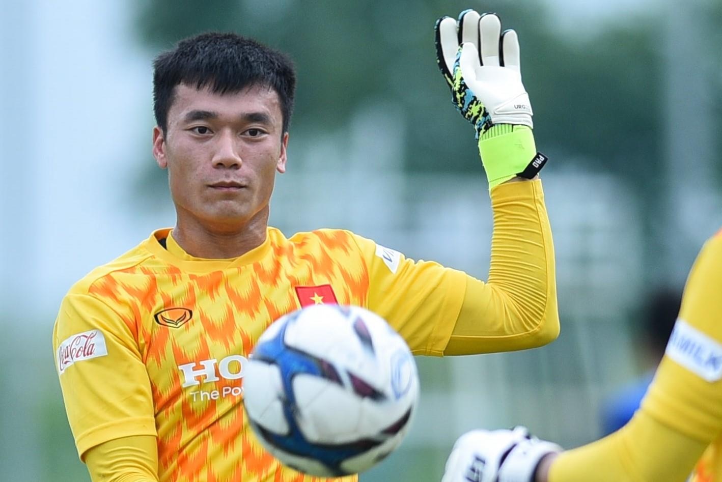 Bui Tien Dung tang bong ky thuat o buoi tap cua U22 Viet Nam hinh anh