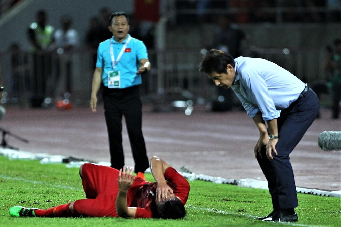 HLV Nishino lao vao san vi Chanathip bi Bui Tien Dung pham loi hinh anh
