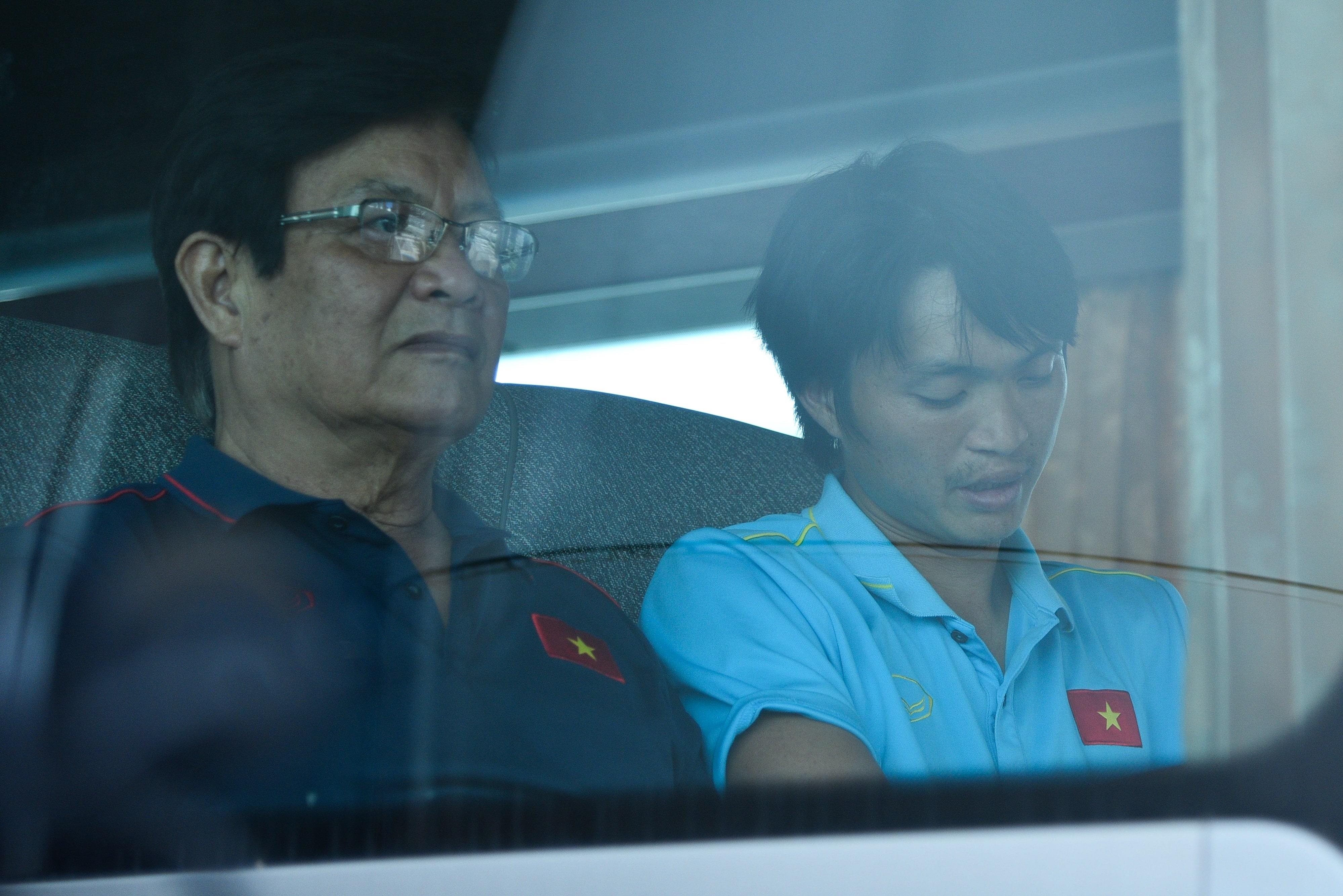 Tuan Anh bi vay kin o san bay khi ve nuoc hinh anh