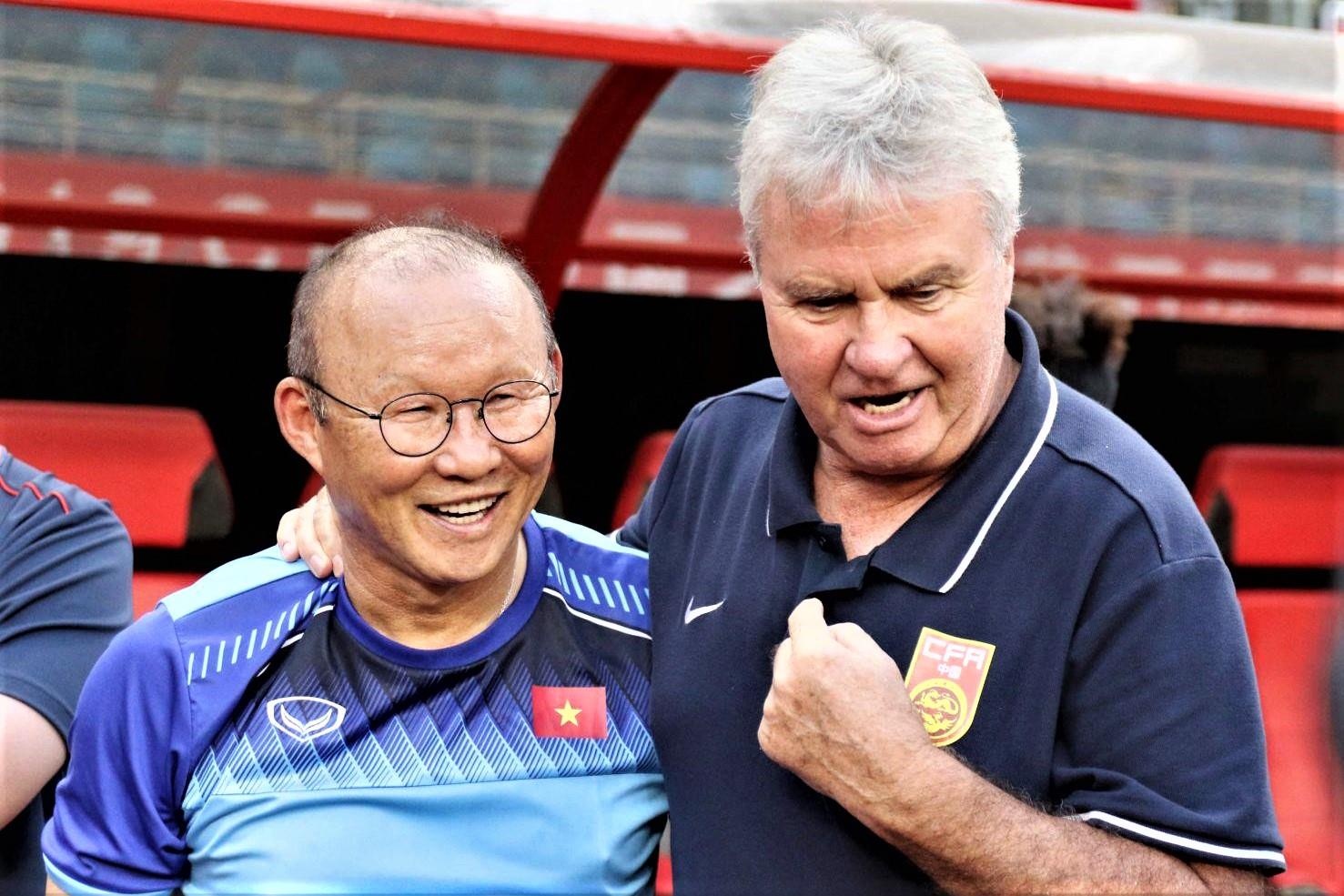HLV Park trao cu chi dep cho Hiddink truoc tran giao huu hinh anh