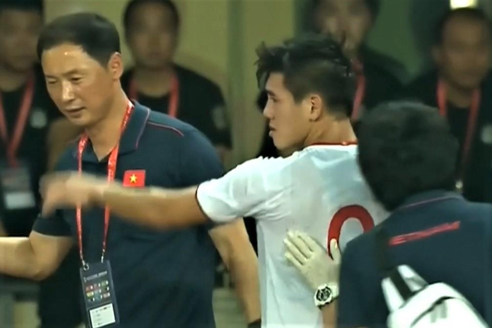 Tien Linh roi san sau pha va cham voi cau thu U22 Trung Quoc hinh anh