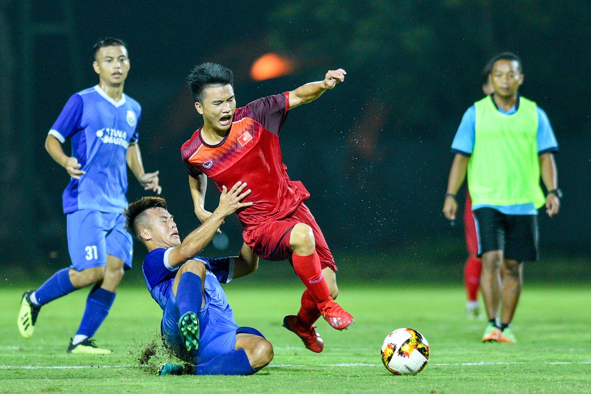 U19 Viet Nam hoi quan anh 6