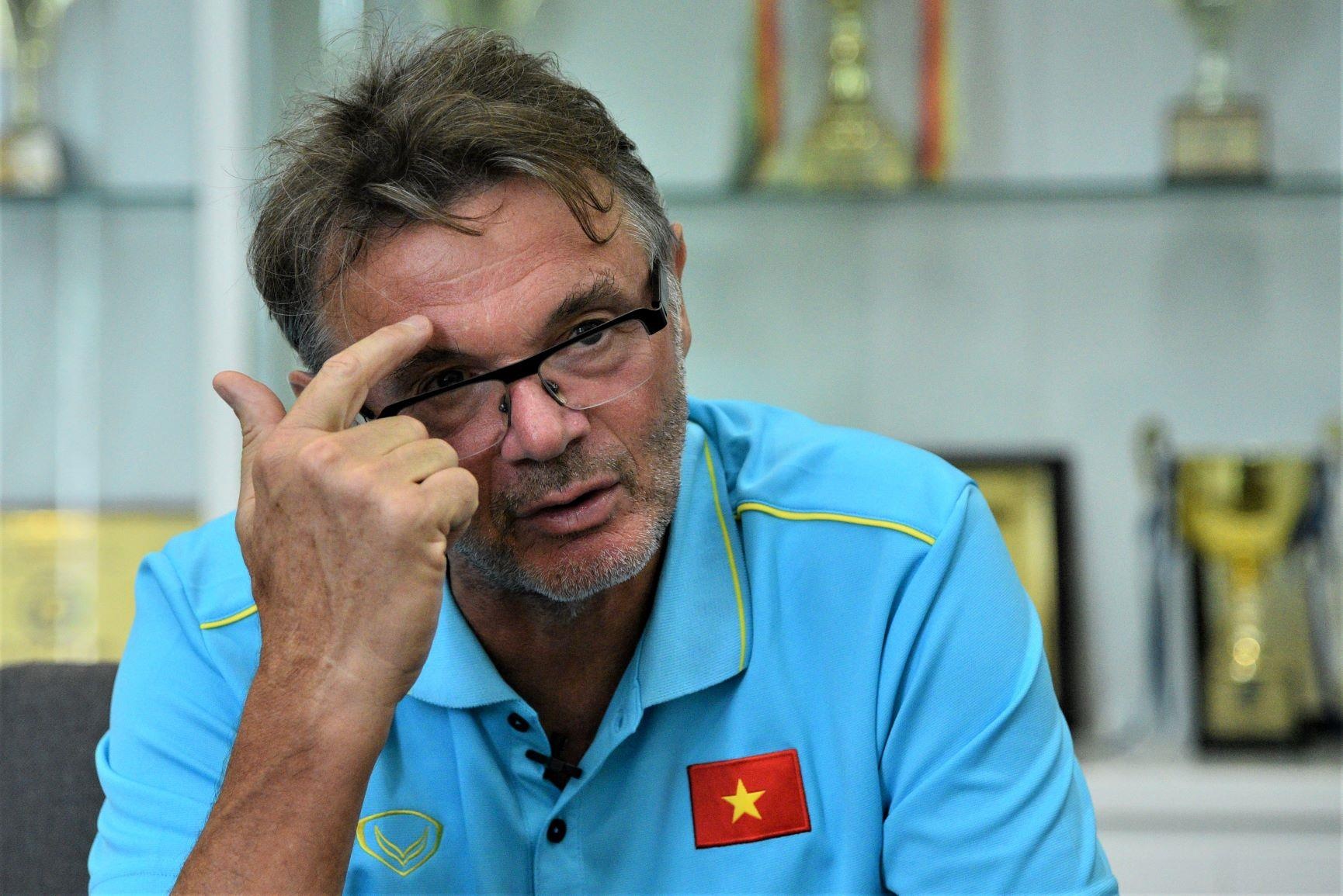 HLV Troussier noi ve muc tieu dua Viet Nam du World Cup hinh anh