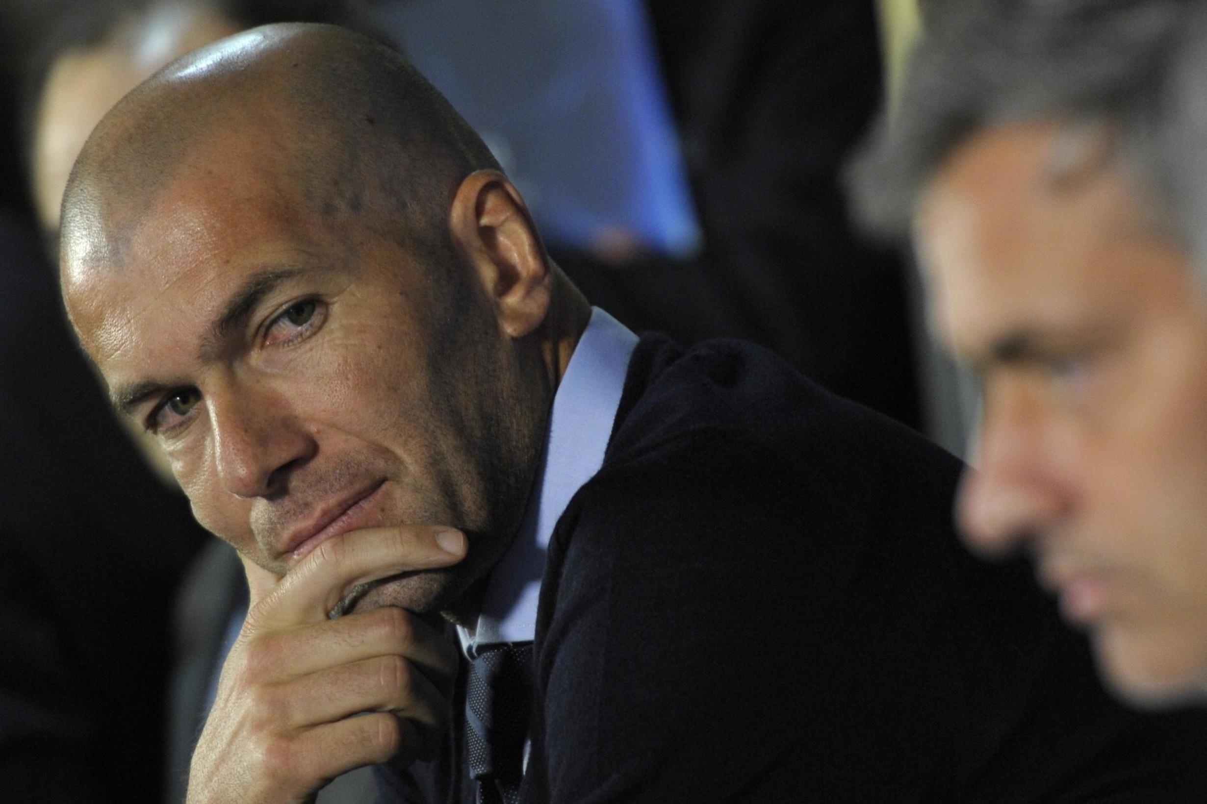 HLV Zidane: 'Toi khong ban tam den tin don ve Mourinho' hinh anh