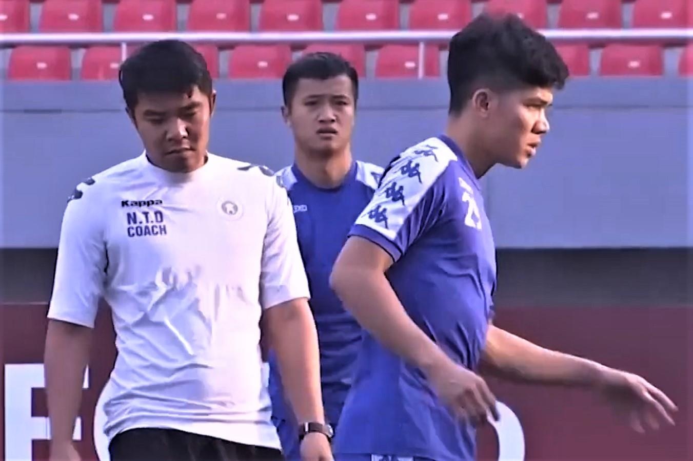 Cac cau thu Ha Noi tap luyen truoc tran dau voi April 25 hinh anh