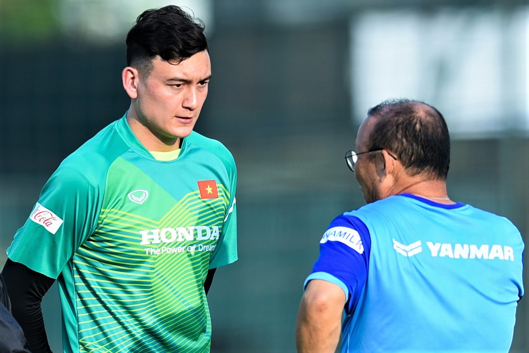 Thay Park trao doi voi Van Lam o buoi tap dau tien cung tuyen Viet Nam hinh anh