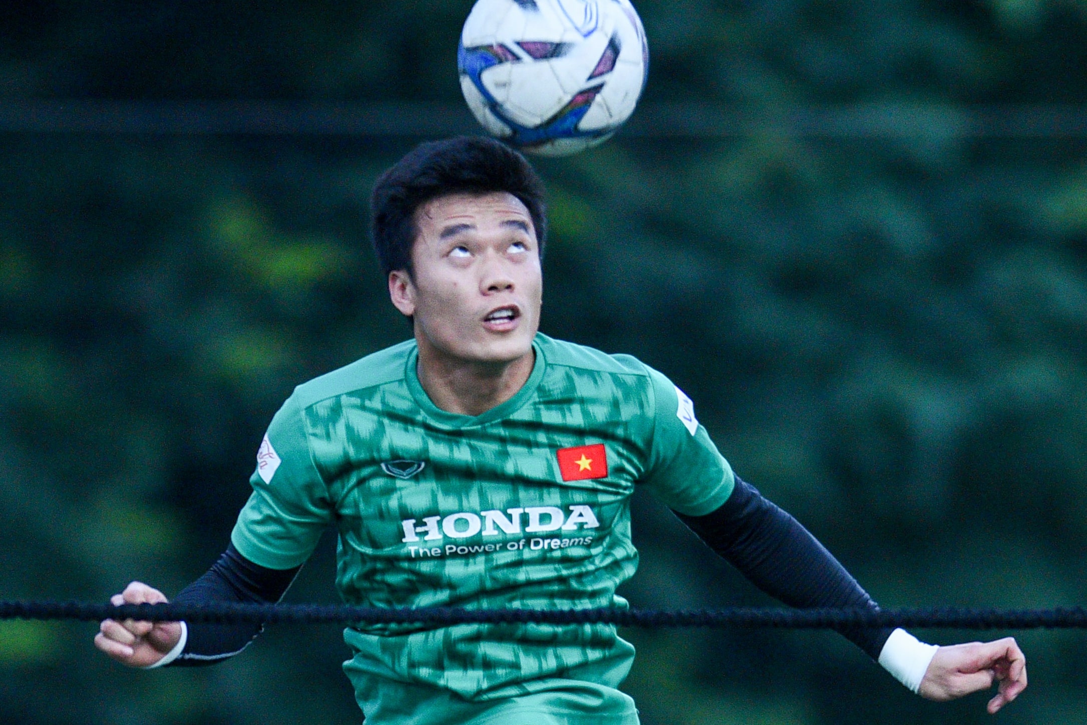 Bui Tien Dung thuc hien bai tap la khi hoi quan o U22 Viet Nam hinh anh