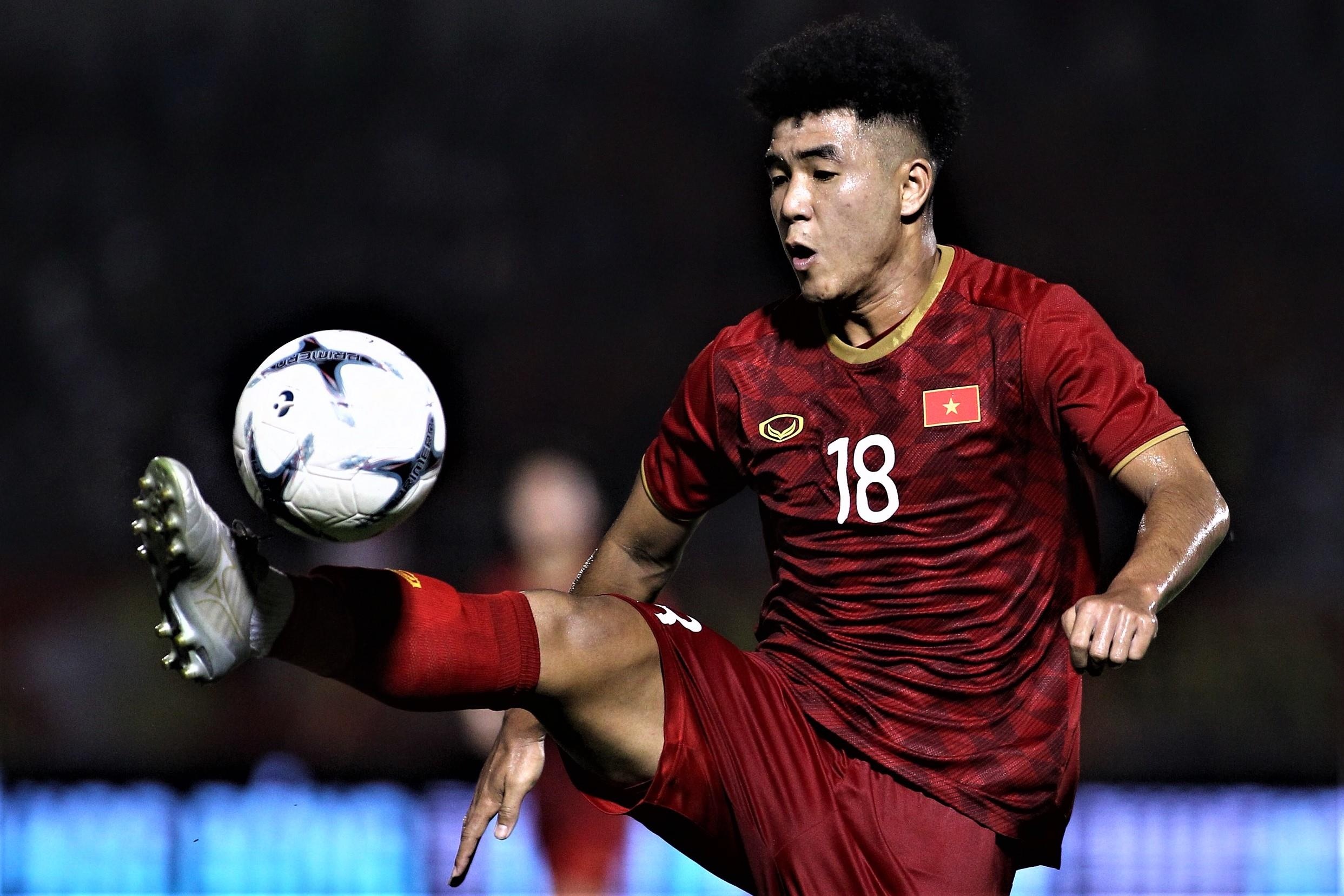 Duc Chinh tan dung sai lam cua doi thu, go hoa cho U22 Viet Nam hinh anh