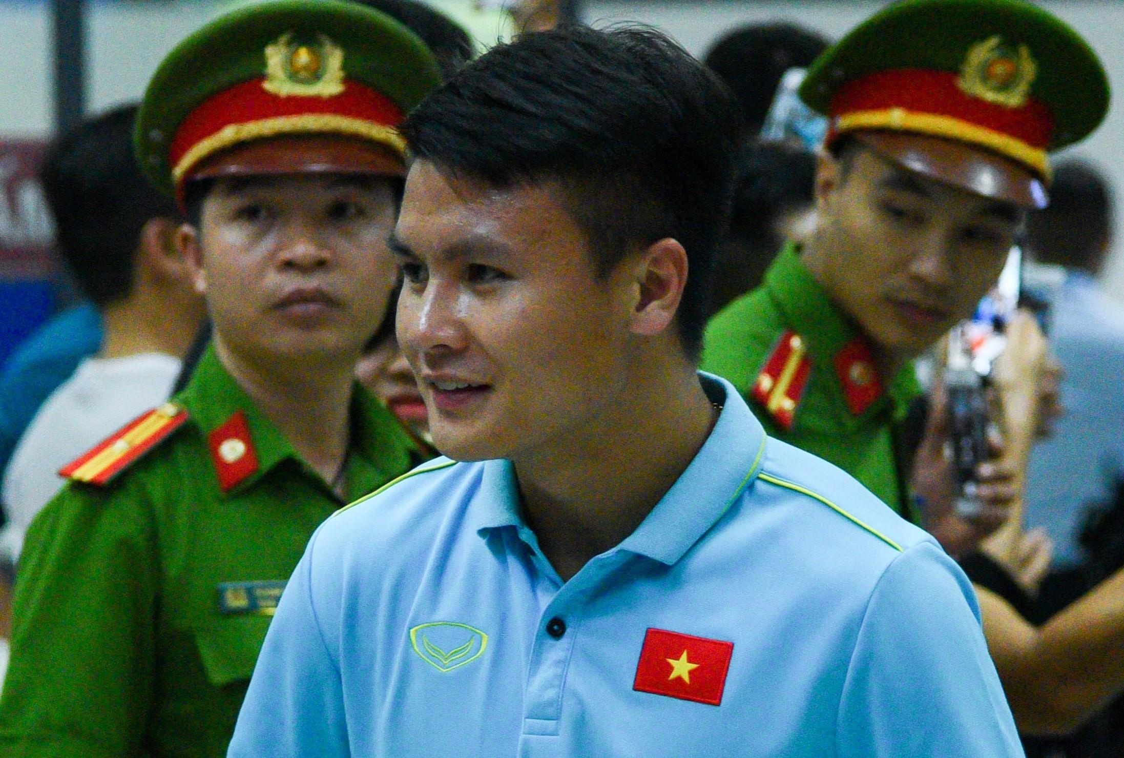 Tuyen Viet Nam ve Ha Noi luc nua dem hinh anh