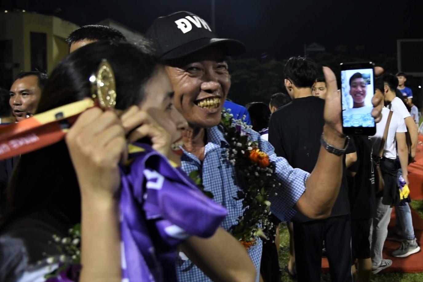 Van Hau vang mat, bo me den Quang Ninh nhan thay huy chuong hinh anh