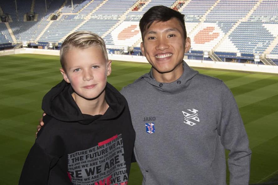 Van Hau ky tang ao dau cho nguoi ham mo Heerenveen hinh anh