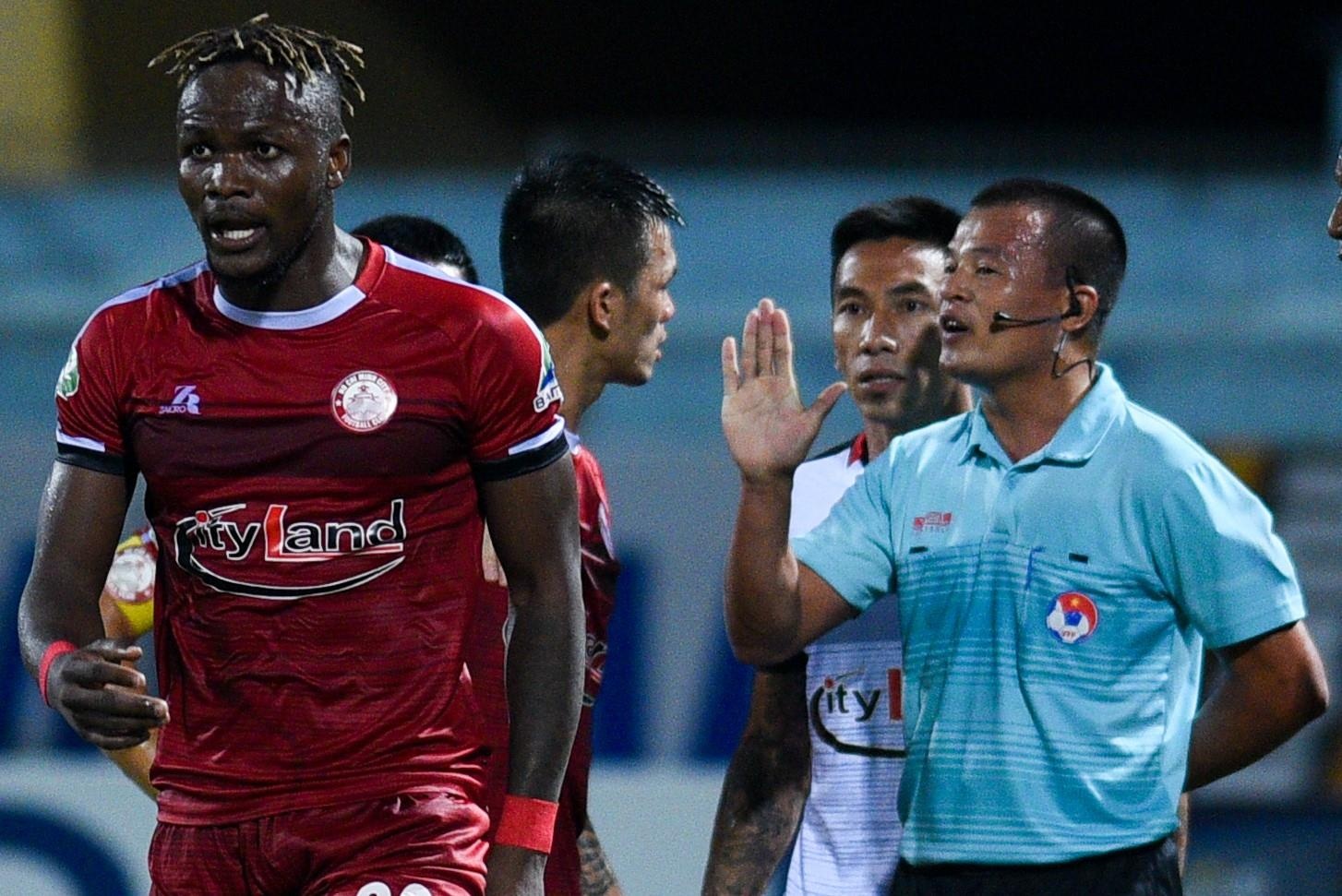 Cau thu TP.HCM vay kin trong tai sau ban thua gay tranh cai hinh anh