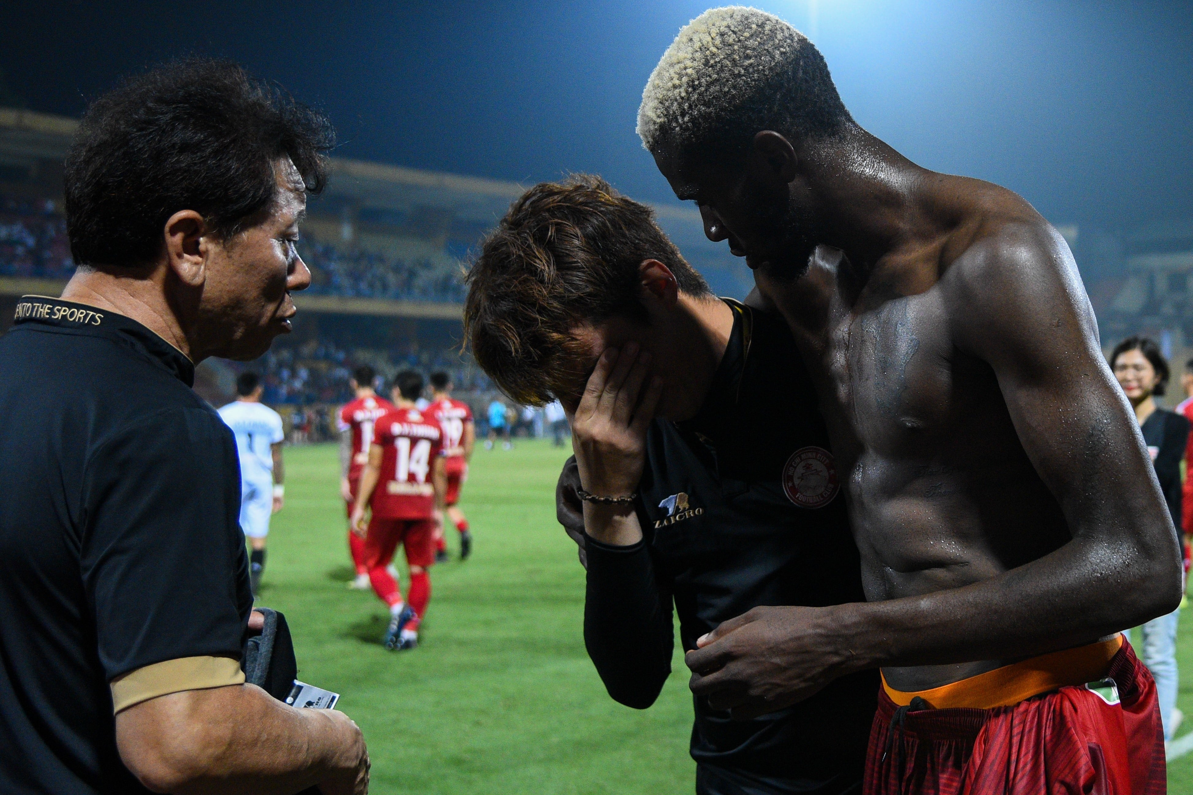 Tro ly HLV doi TP.HCM bat khoc sau tran thua CLB Ha Noi hinh anh