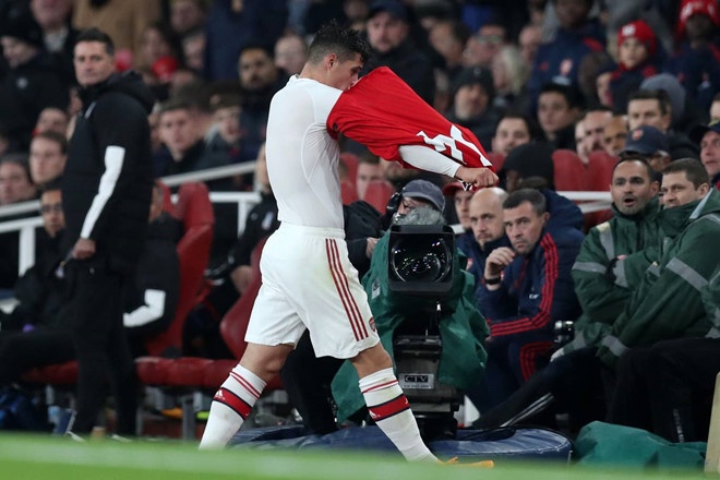 Xhaka bị tước băng đội trưởng ảnh 1 Xhaka bi tuoc bang doi truong anh 1