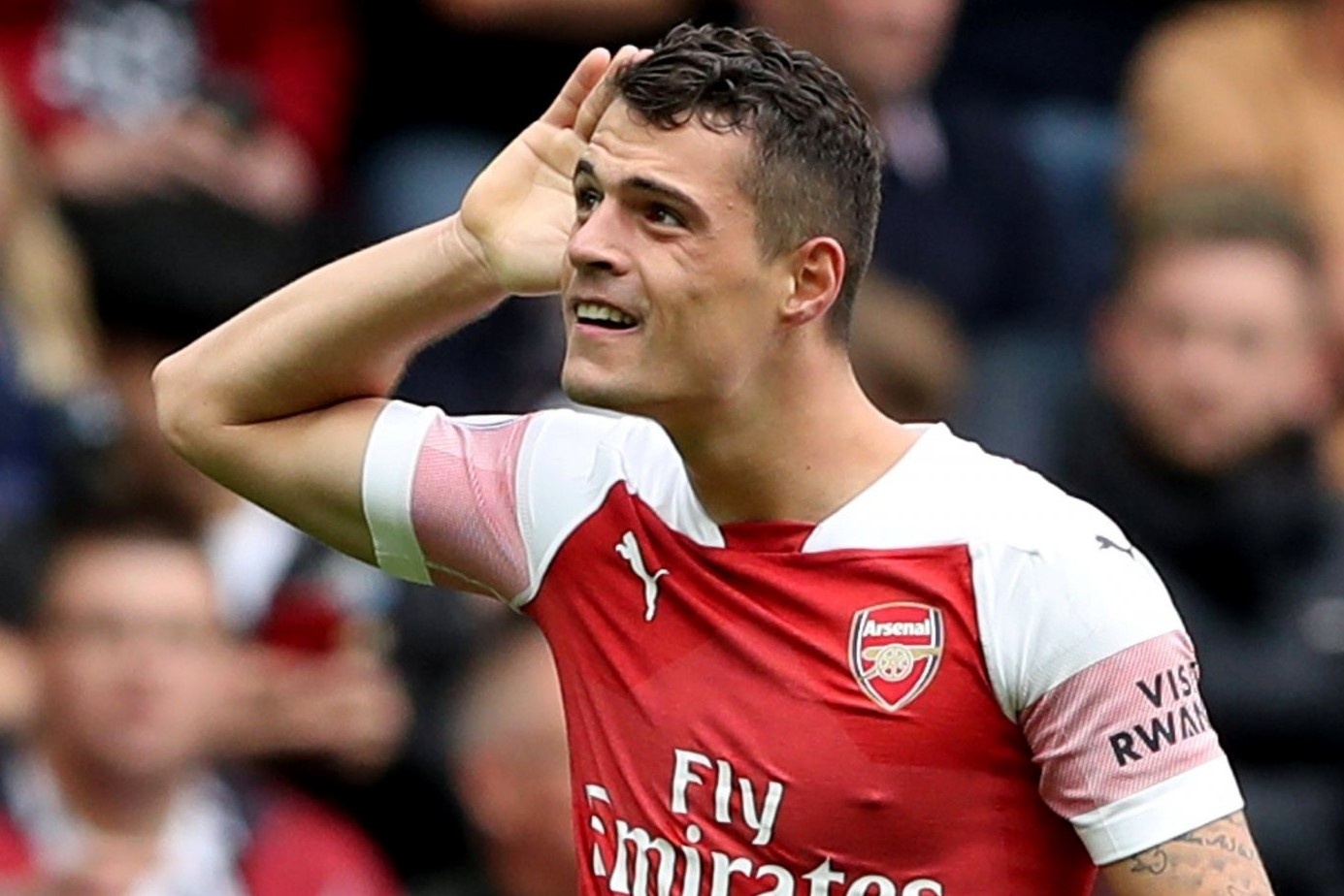 Doi truong Arsenal tra gia vi khieu khich co dong vien hinh anh