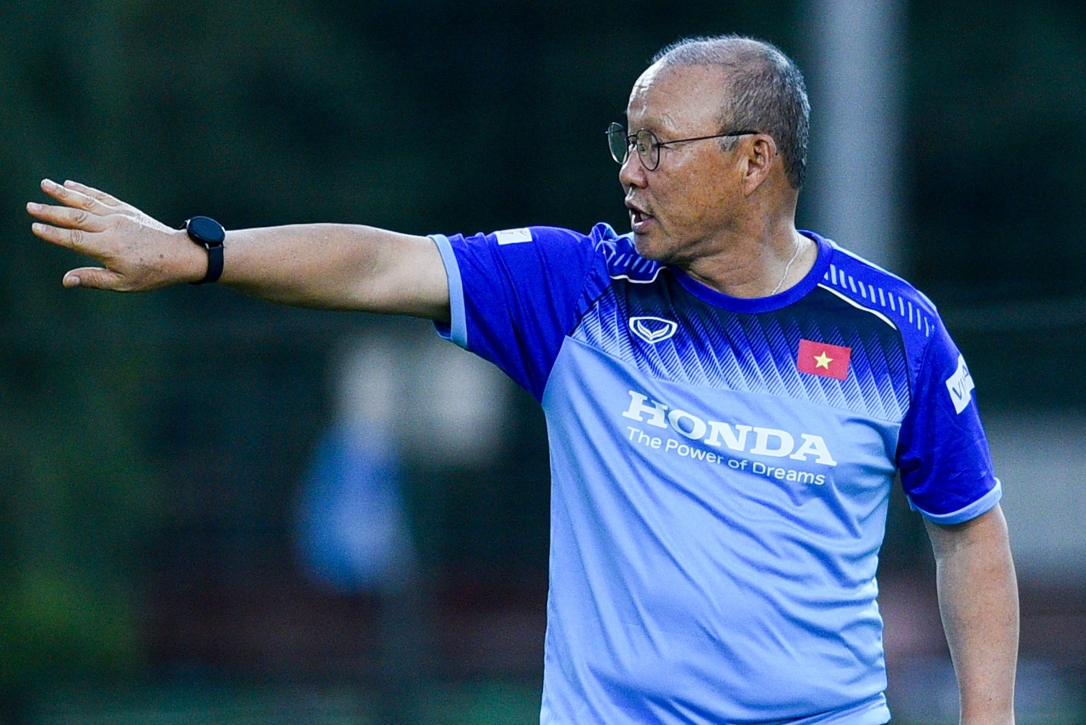 HLV Park kem rieng Viet Phong o buoi tap thieu nua quan so hinh anh