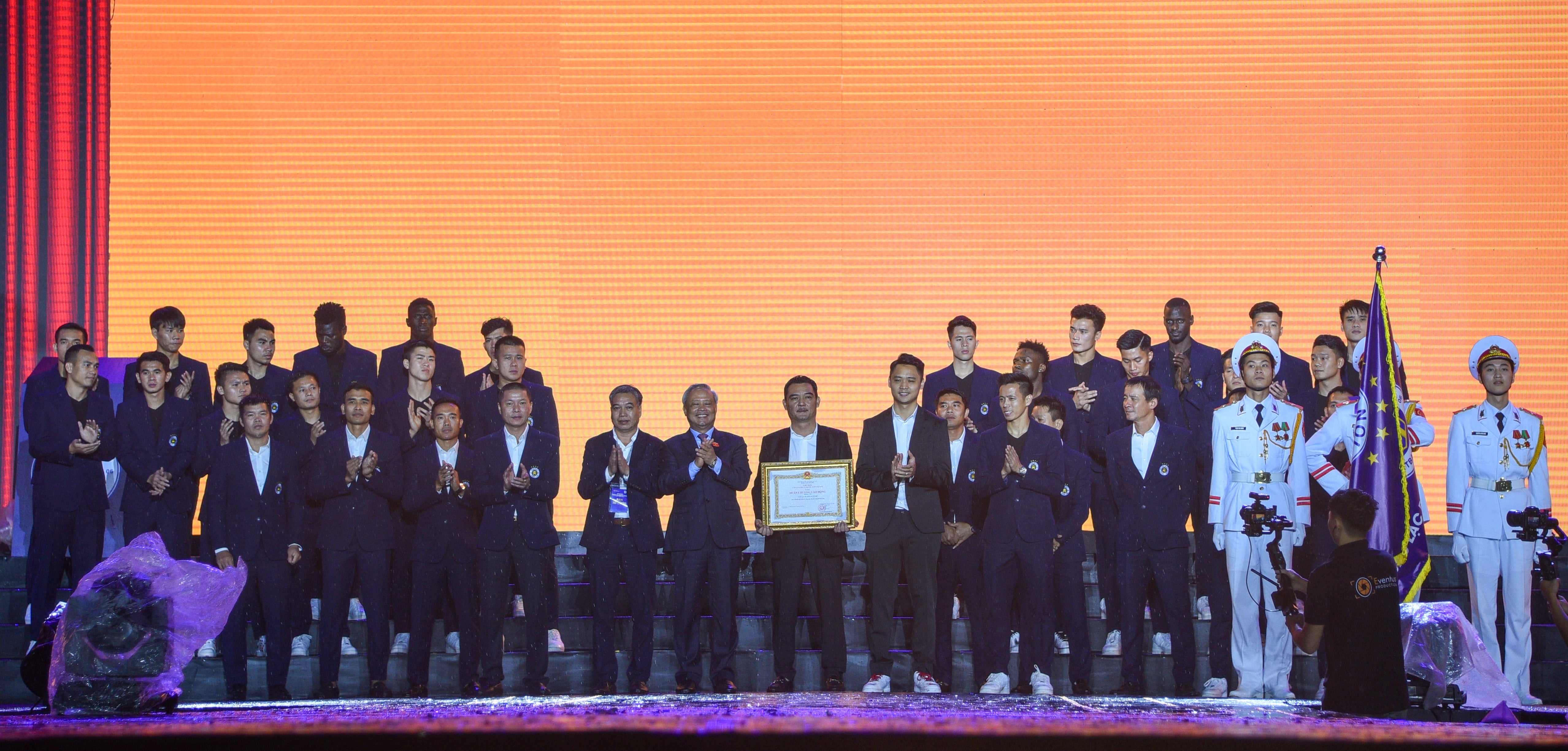 CLB Ha Noi vo dich cup quoc gia anh 9