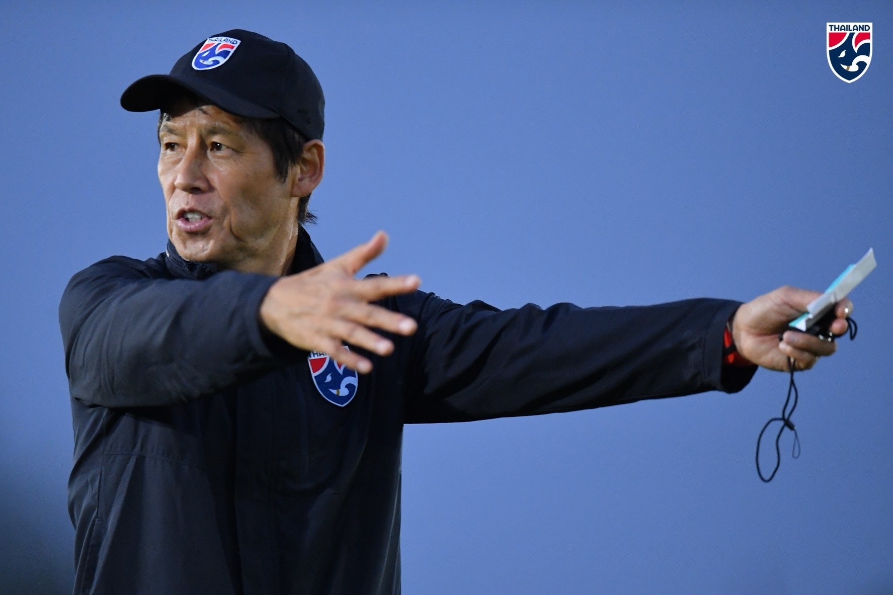 HLV Nishino chi dao tuyen Thai Lan da tap doi khang hinh anh
