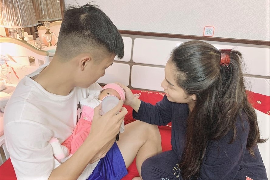 Bui Tien Dung cham con trong ngay duoc nghi tap hinh anh