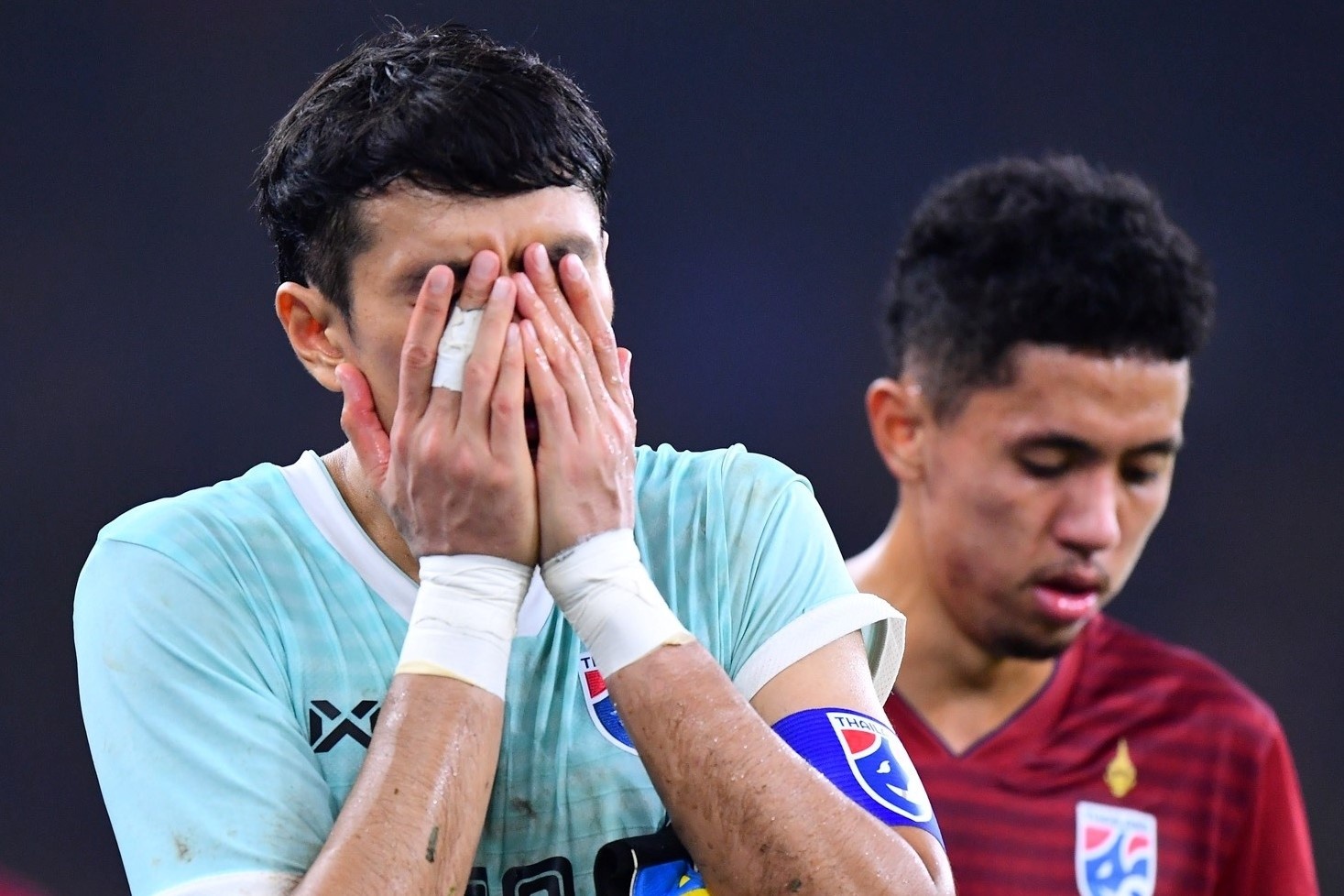 Cau thu Thai Lan om mat that vong sau tran thua Malaysia hinh anh