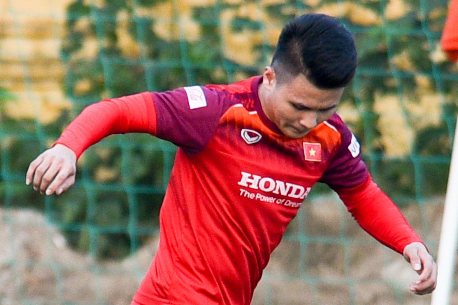 Quang Hai di bong ky thuat trong buoi tap cua tuyen Viet Nam hinh anh