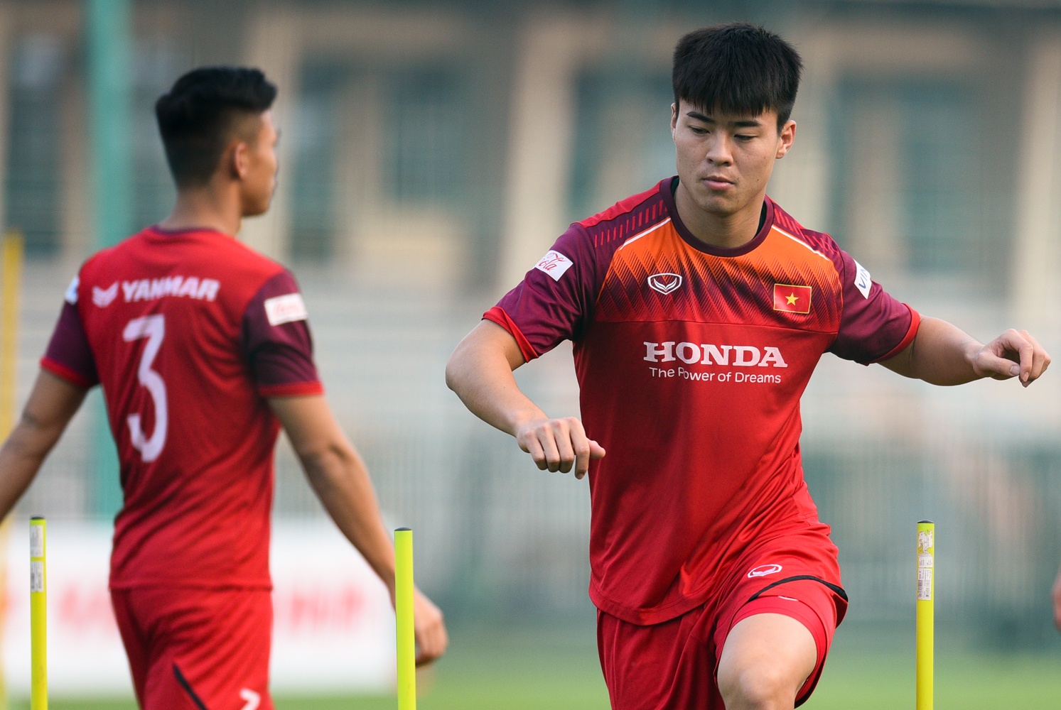 Cau thu Ha Noi hoi quan muon anh 1