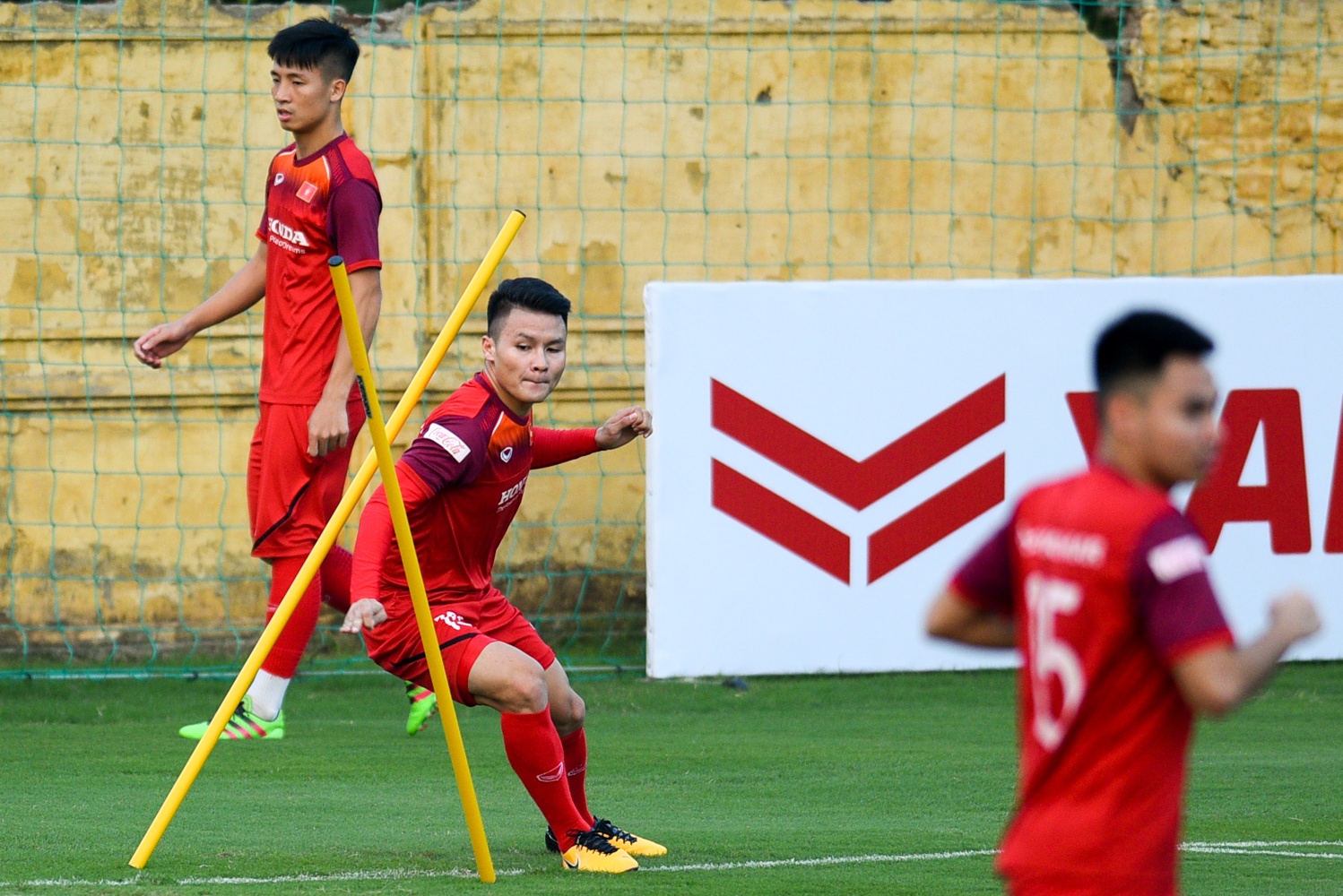 Cau thu Ha Noi hoi quan muon anh 2