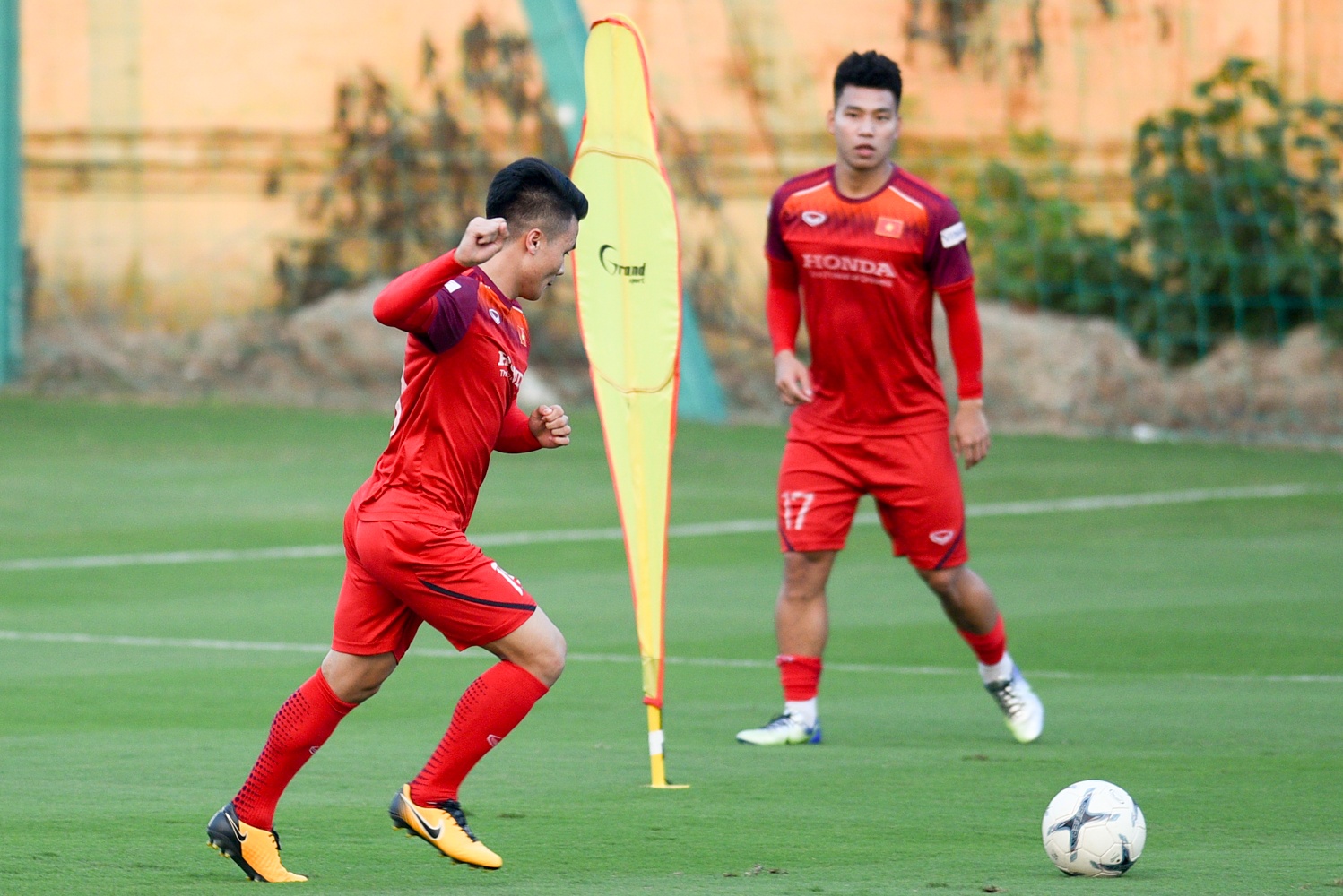 Cau thu Ha Noi hoi quan muon anh 3