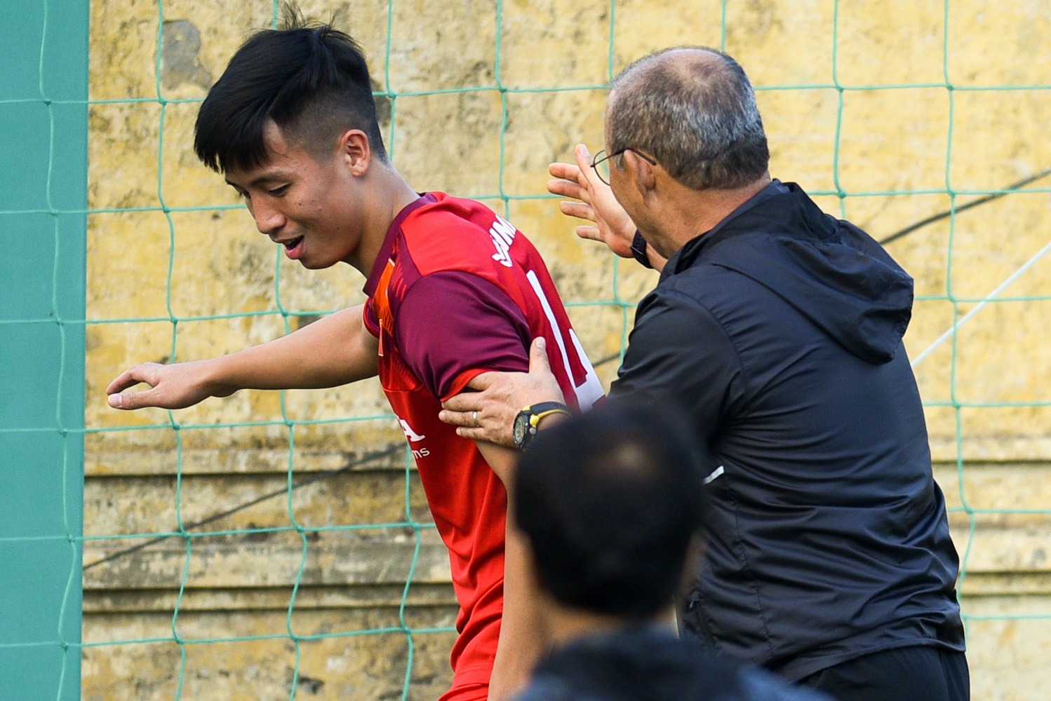 Cau thu Ha Noi hoi quan muon anh 8