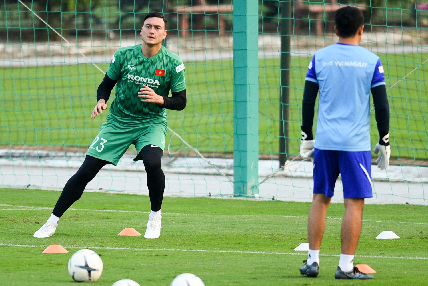 Cau thu Ha Noi hoi quan muon anh 9