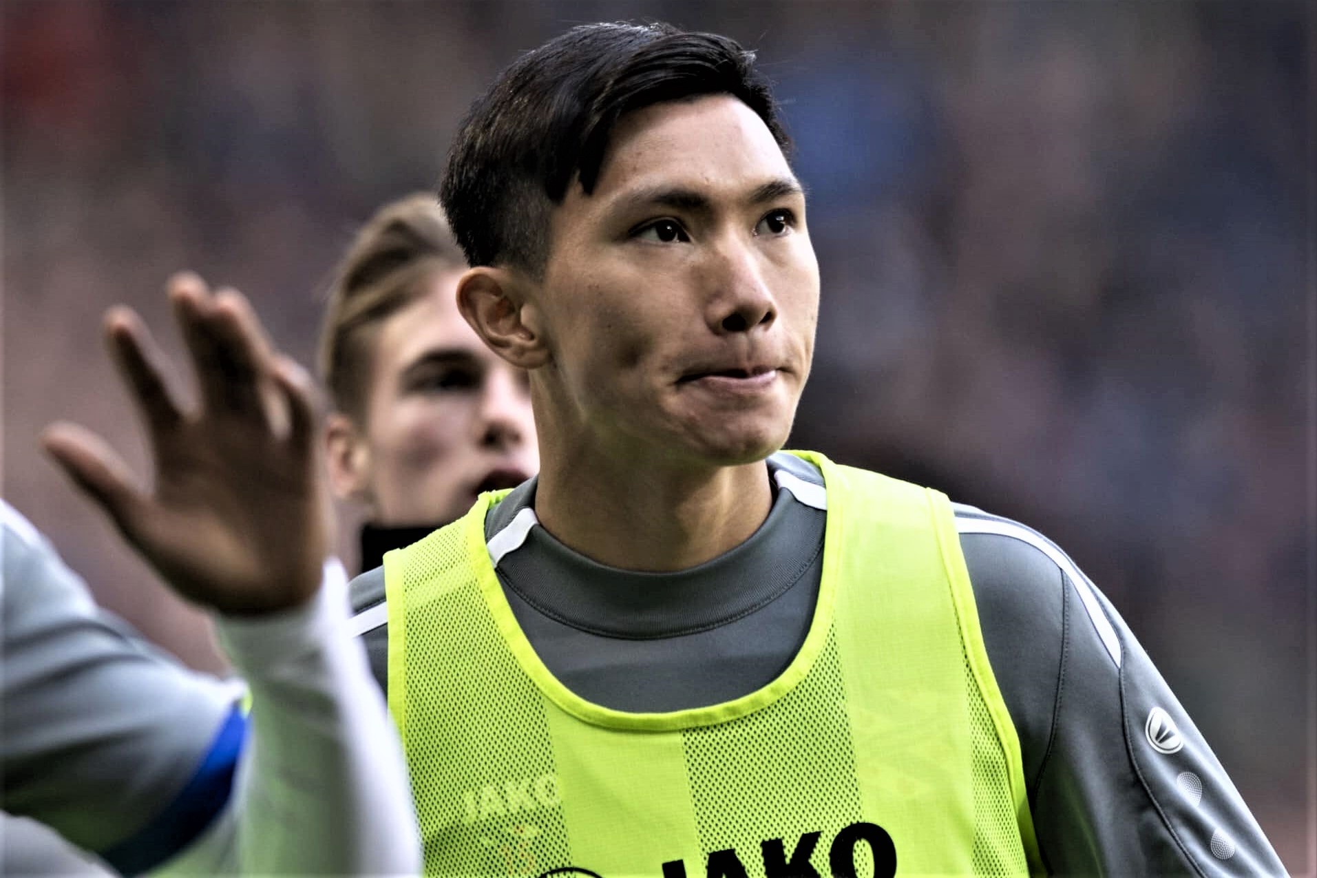 Van Hau da 90 phut trong tran thua 0-6 cua Jong Heerenveen hinh anh