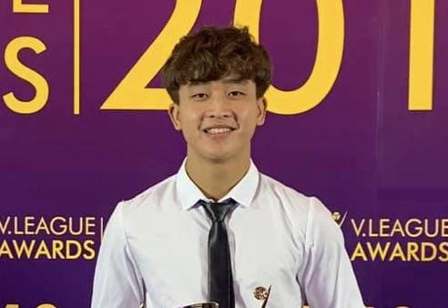 Quang Hai, Danh Trung dang anh du V.League Awards hinh anh