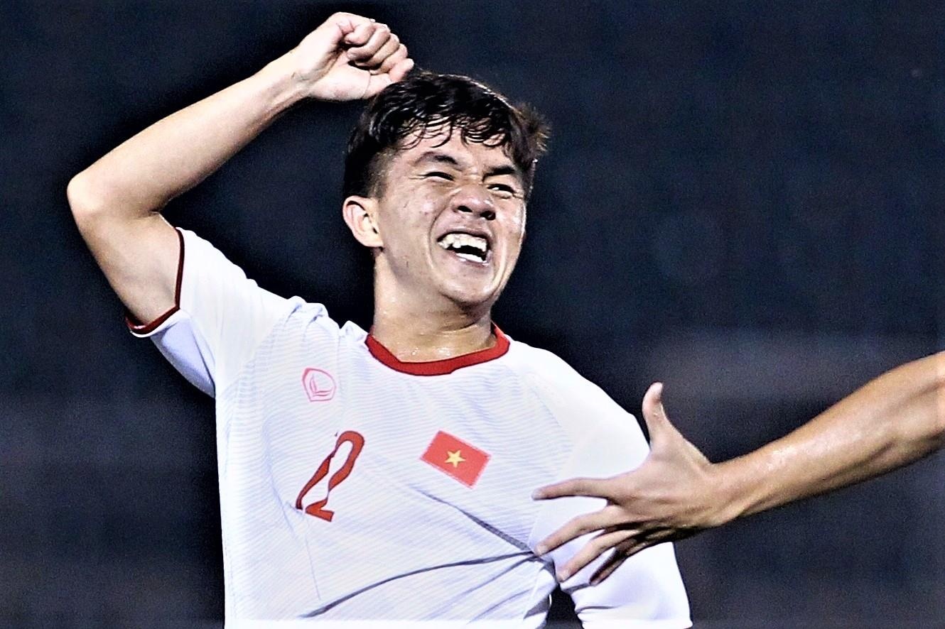 U19 Viet Nam co ban mo ty so tu cu sut xa truoc Mong Co hinh anh