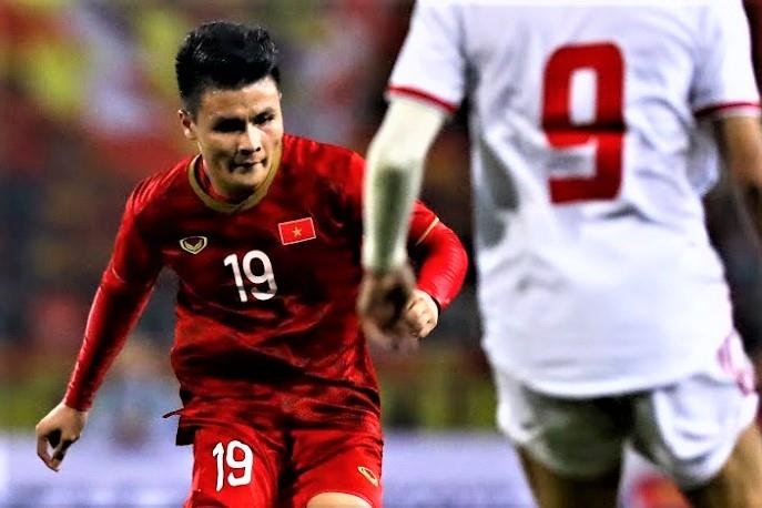 Quang Hai choi lui sau, tung nguoi pha bong giai nguy cho dong doi hinh anh