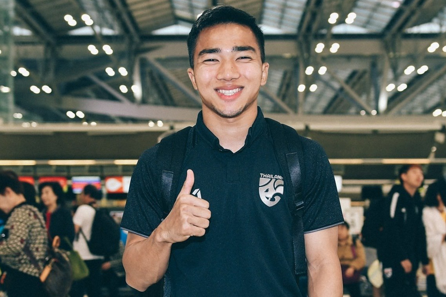 Chanathip hoi quan cung Thai Lan truoc gio bay sang Malaysia hinh anh