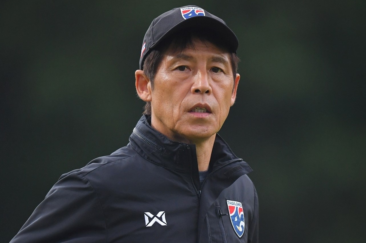 HLV Nishino can dan hoc tro o buoi tap dau tai Malaysia hinh anh