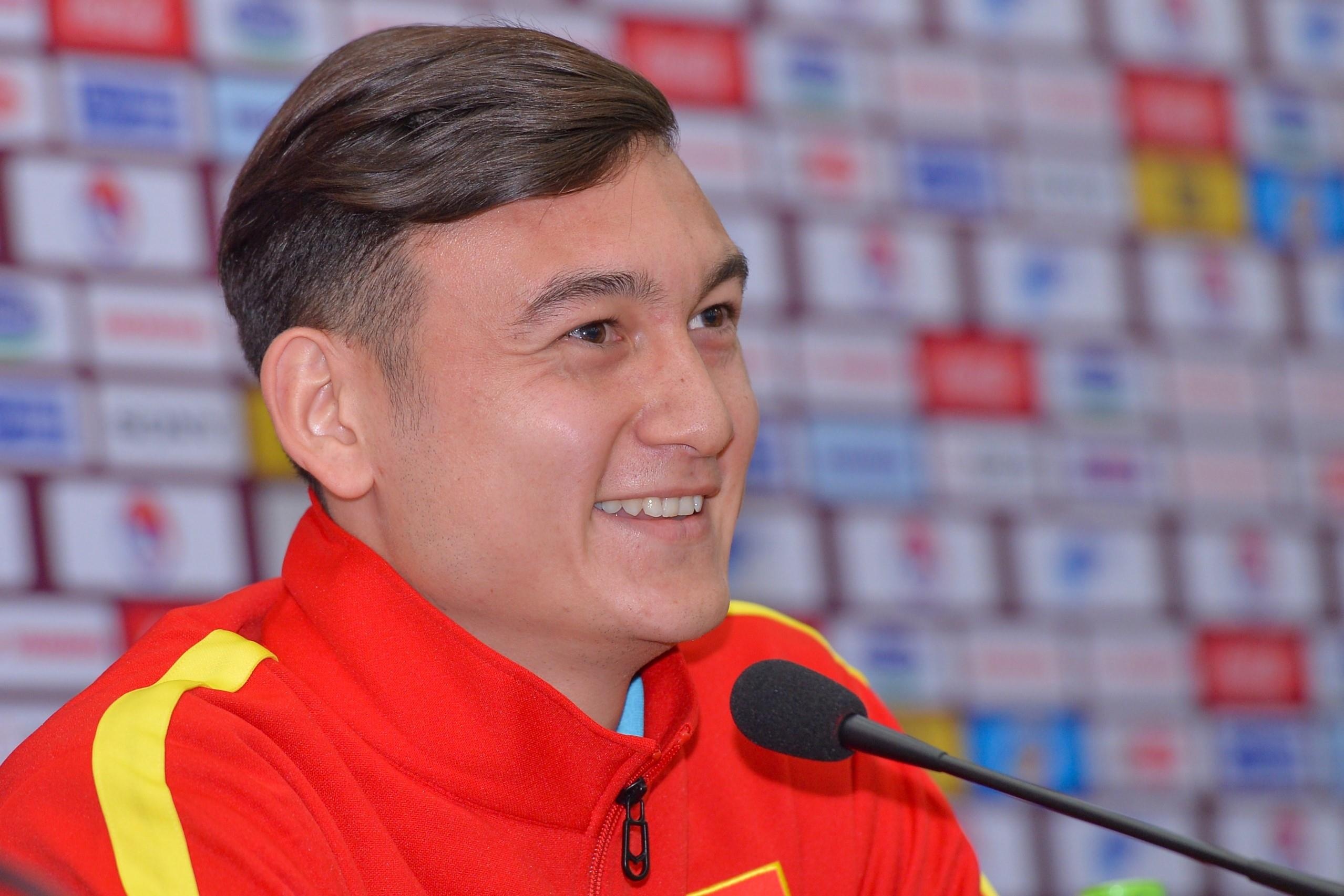 Van Lam khien phong vien bat cuoi trong phong hop bao hinh anh