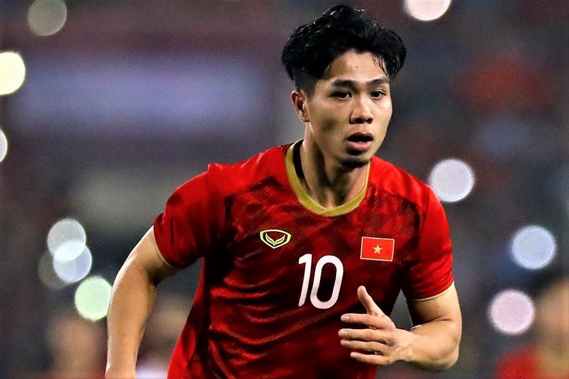 Cong Phuong di bong giua vong vay cua hau ve UAE hinh anh