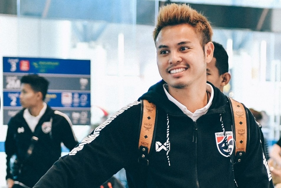 Theerathon tuoi cuoi o san bay sau that bai truoc Malaysia hinh anh