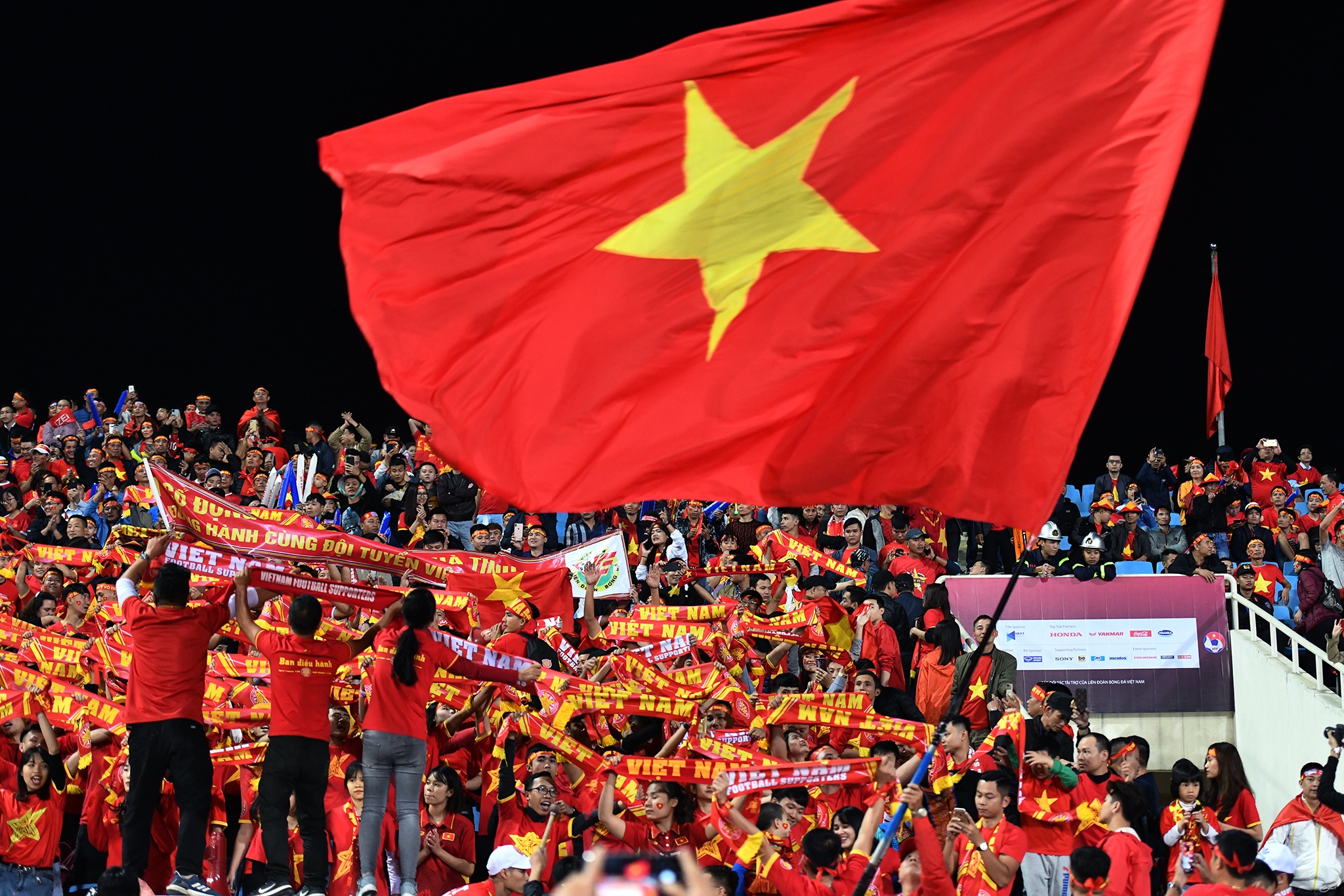 cổ động viên cổ vũ tuyển Việt Nam ảnh 1 co dong vien co vu tuyen Viet Nam anh 1