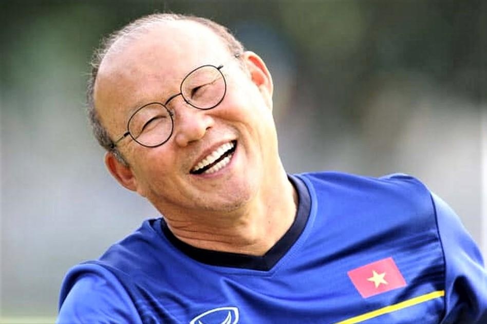 Thay Park yeu cau Tien Dung tu up mat vao banh sinh nhat hinh anh